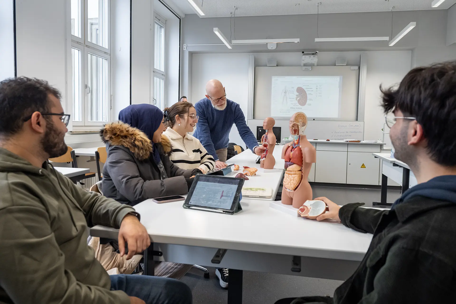 Lehrer erklärt den menschlichen Körper Lehrer erklärt den menschlichen Körper