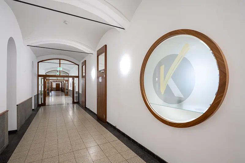 Flur mit Logo der Schule